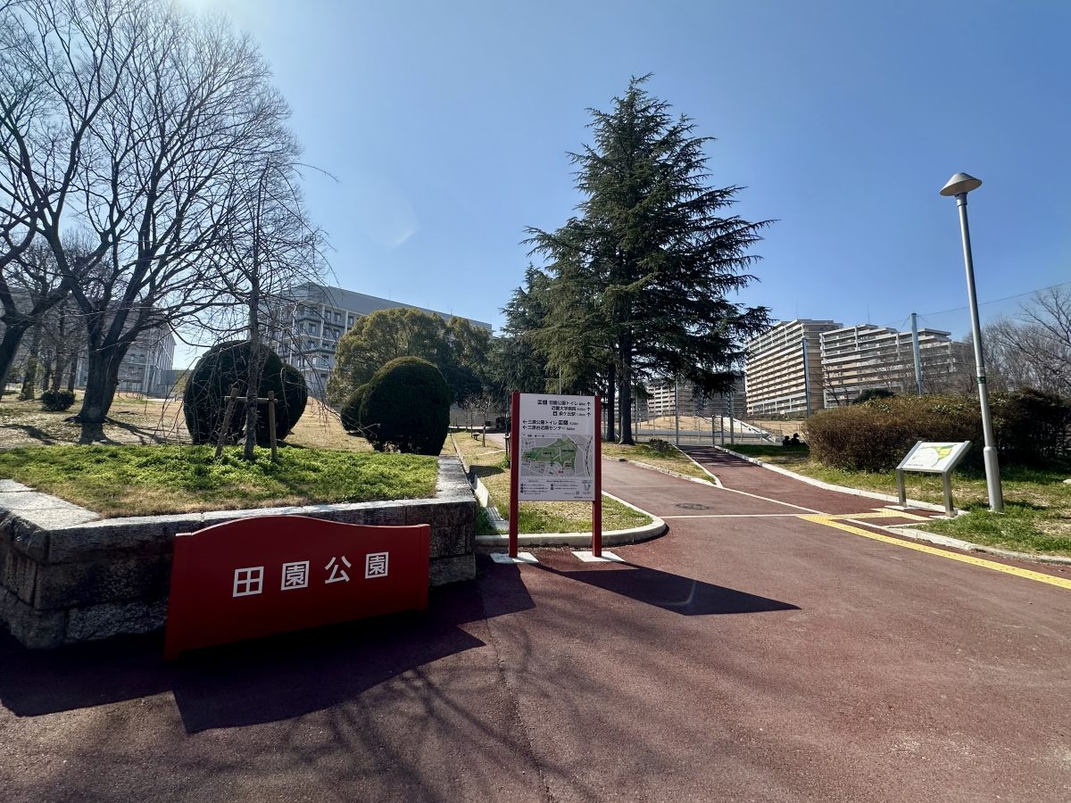 住宅街に面した北エントランス