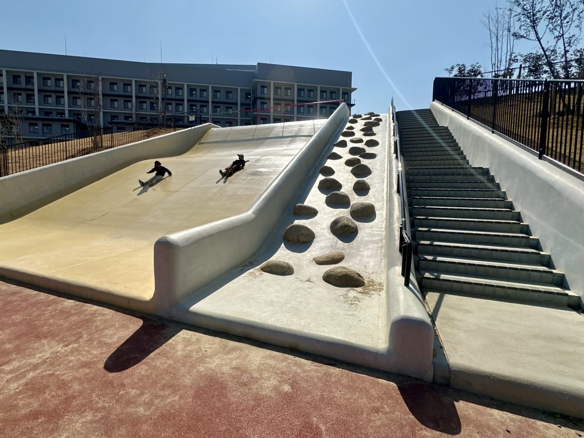 斜面いっぱいに広がる巨大な人研ぎ滑り台