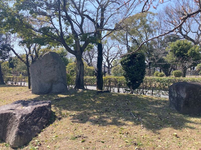 石碑!と思ったらただの石の場合も。いや、ただの石ではないかも