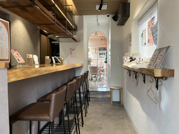 中百舌鳥の住宅街にあるネイルサロン併設のカフェ「ジュール・ジョイ」でピザランチ　店内