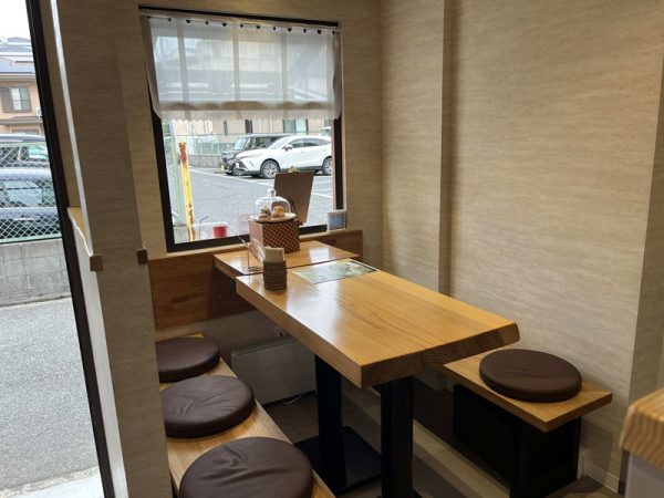 中百舌鳥の住宅街にあるネイルサロン併設のカフェ「ジュール・ジョイ」でピザランチ　テーブル