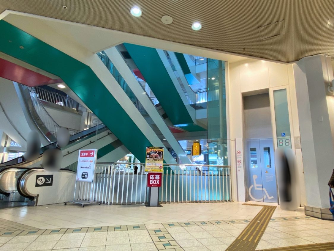 使用できるエレベーターが限られていることもあり、 時間帯によっては混雑している様子でした。