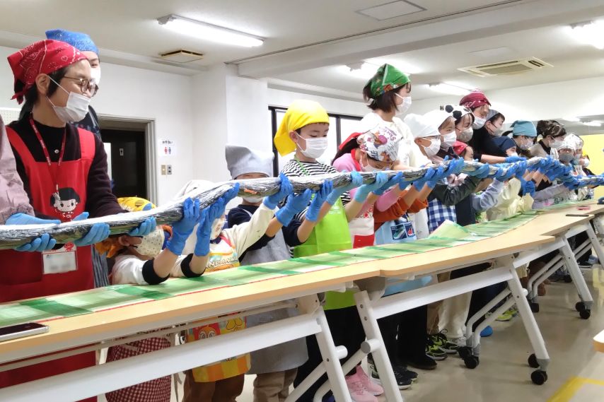 ジャンボ巻きずしが完成！