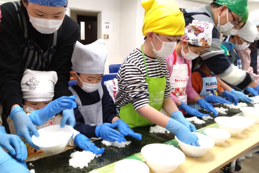 手袋をしているからか酢飯がくっついて苦戦中