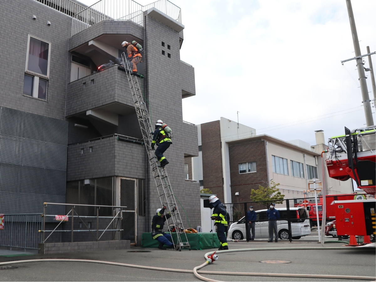 はしごを使って上階へ。隊員たちが次々と登っていく姿に、会場からも驚きの声が上がっていました。