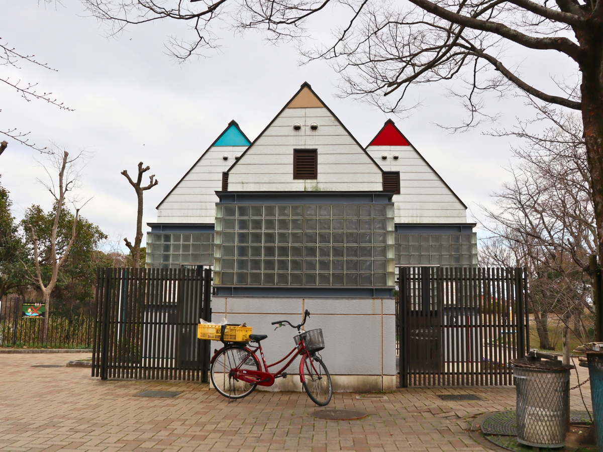 園内にはトイレがあり、三角屋根の建物が目印で見つけやすく、車椅子でも利用しやすい設計になっています。