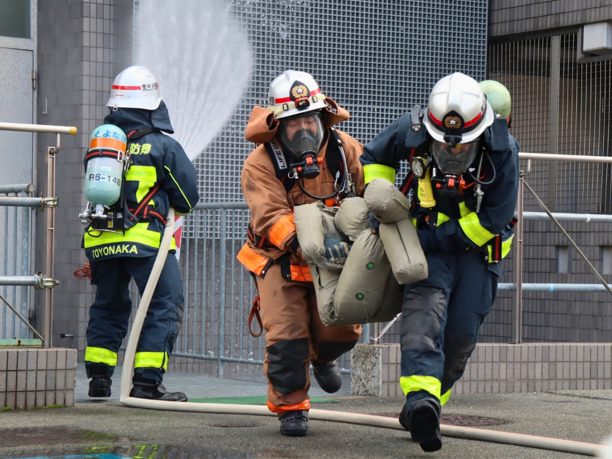 逃げ遅れた人を想定した救助訓練。隊員たちが連携して救助する様子に、会場も思わず見入っていました。
