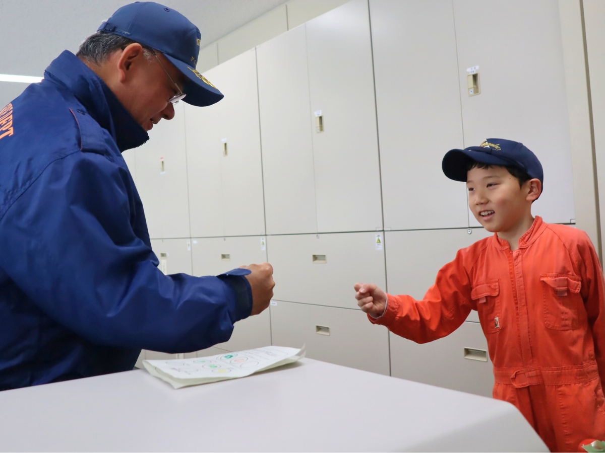 署内で署長さんを発見！ジャンケンに勝ってスタンプをもらえました。