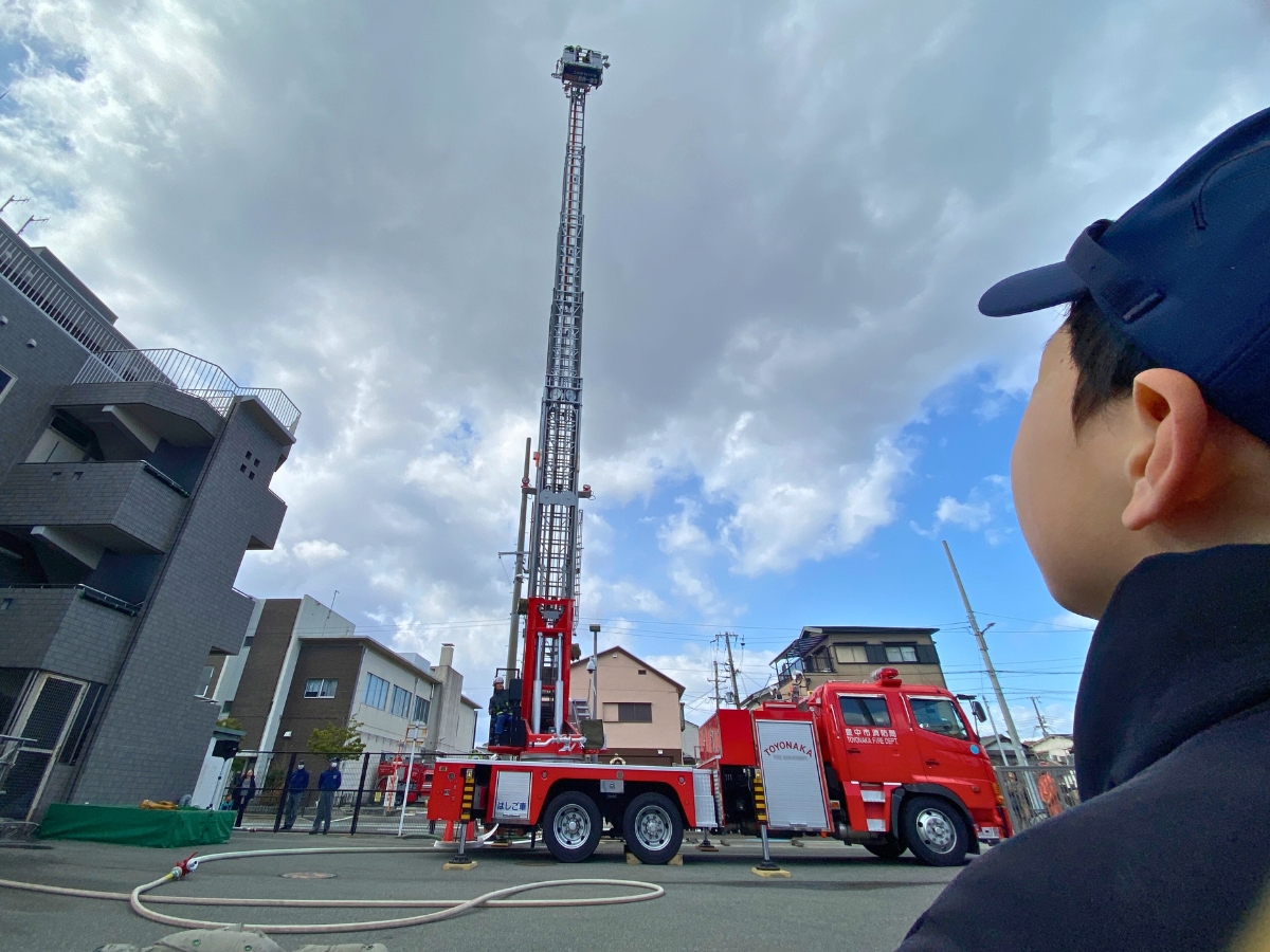 南消防署に配備されている15m級はしご車。ぐんと空に伸びる姿は迫力満点でした。