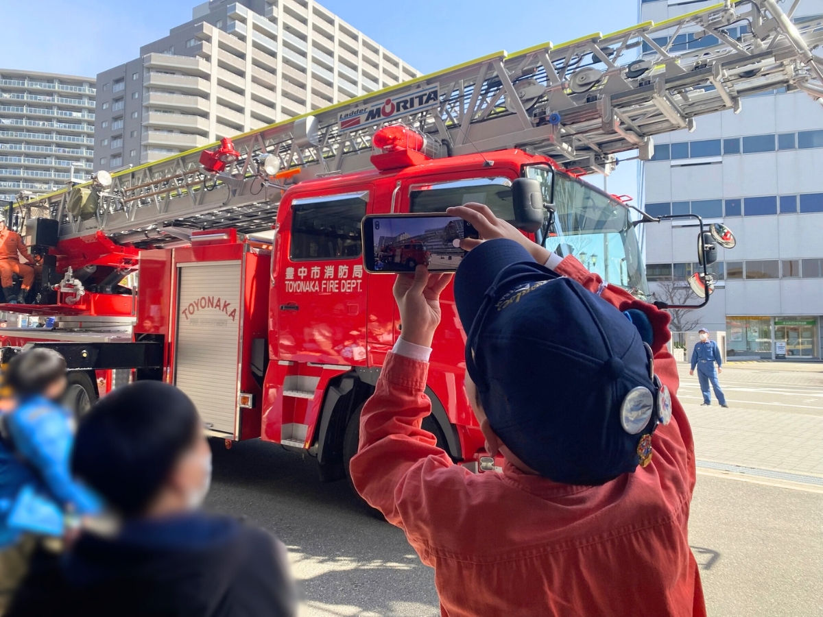 迫力のはしご消防車に、息子も夢中で撮影。 ぐんぐん伸びるはしごを見上げていました。