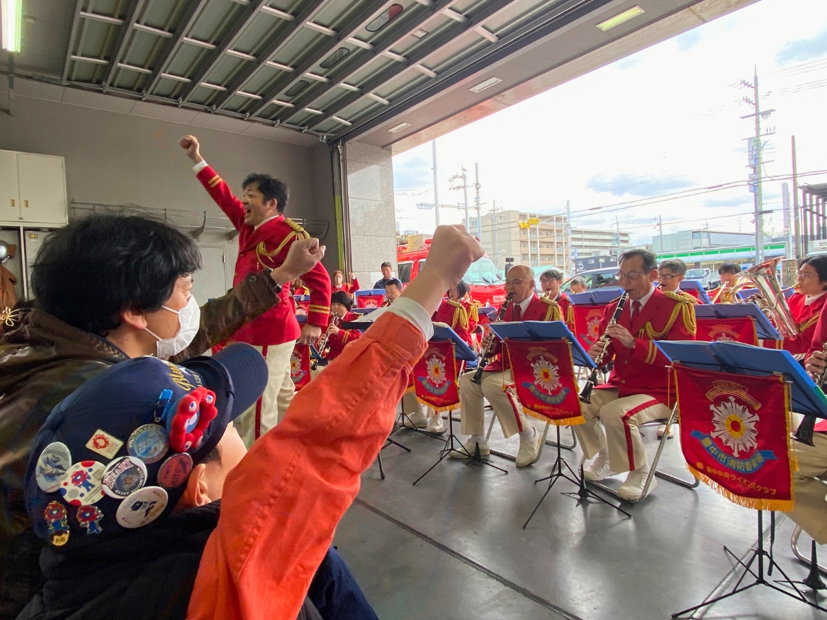 最後は消防音楽隊の演奏。B’zの「ultra soul」が流れ、会場みんなで「ハイ！」と拳を上げて大盛り上がりでした。