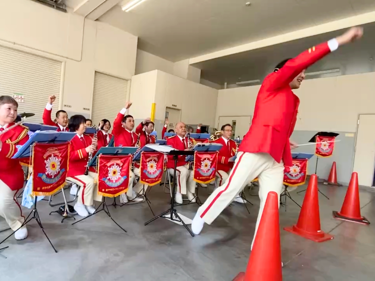 音楽隊の演奏では、会場みんなで手を上げて大盛り上がり！