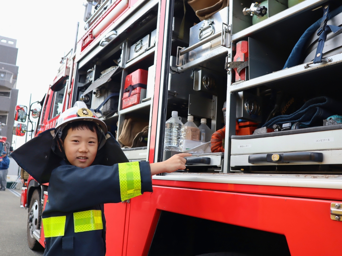 息子が興味津々だったのが消防車の装備。ホースや工具など、普段なかなか見ることができない道具がずらりと並んでいました。