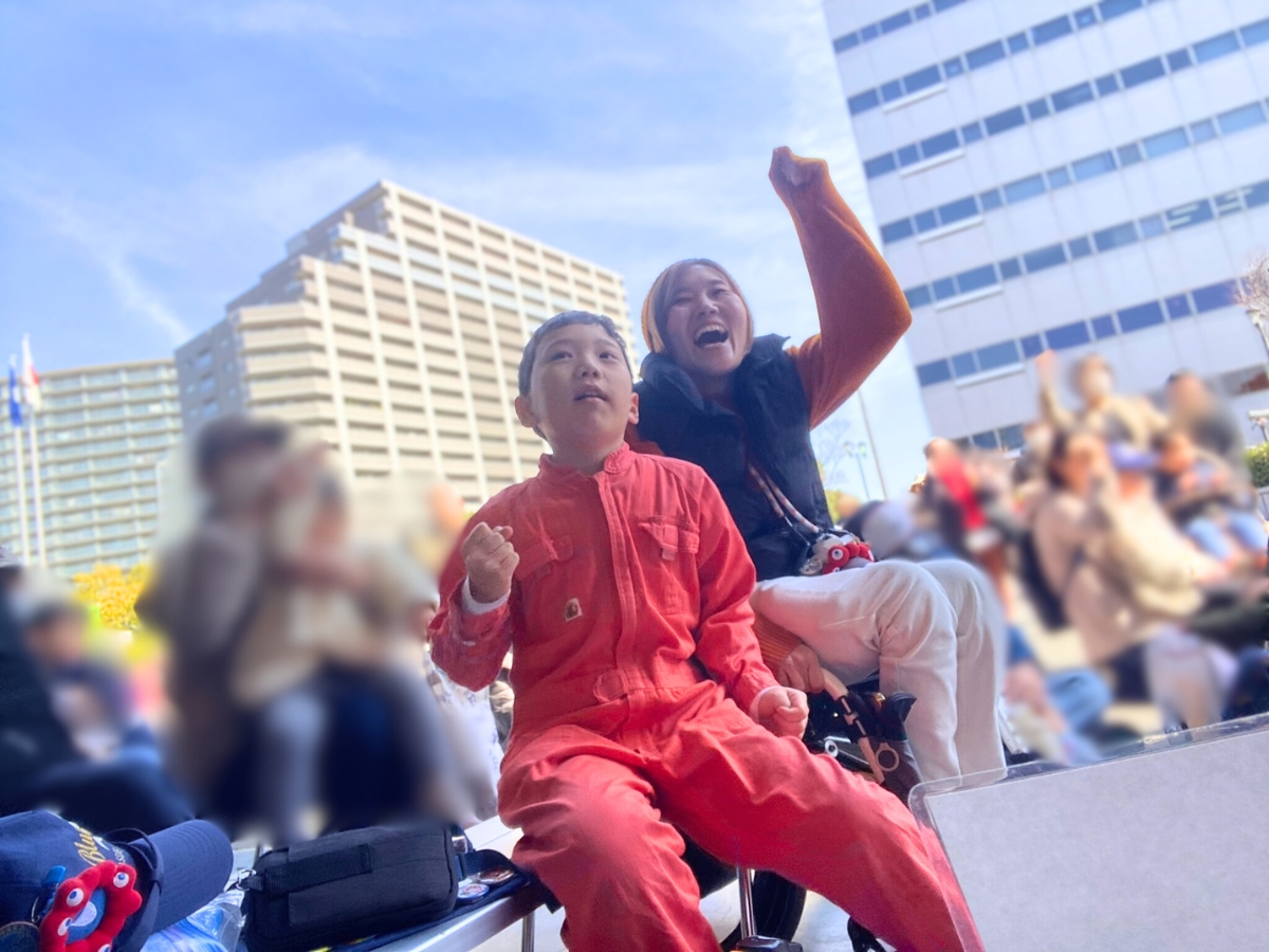 B’zの「ultra soul」に合わせて会場もヒートアップ！親子で思わず手を上げて盛り上がりました。