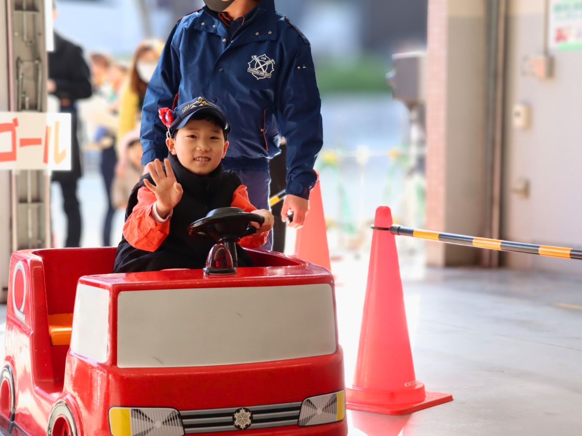 ミニ消防車のバッテリーカー。隊員さんが横についてくれるので安心です