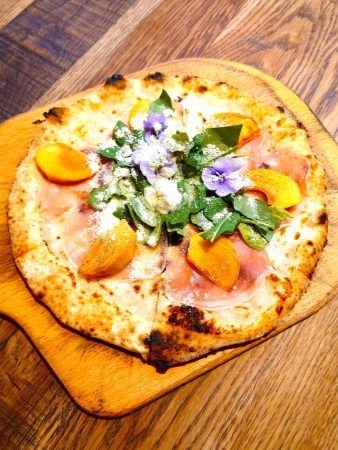 石窯ピザ、生ハムとチーズ、柿を添えて