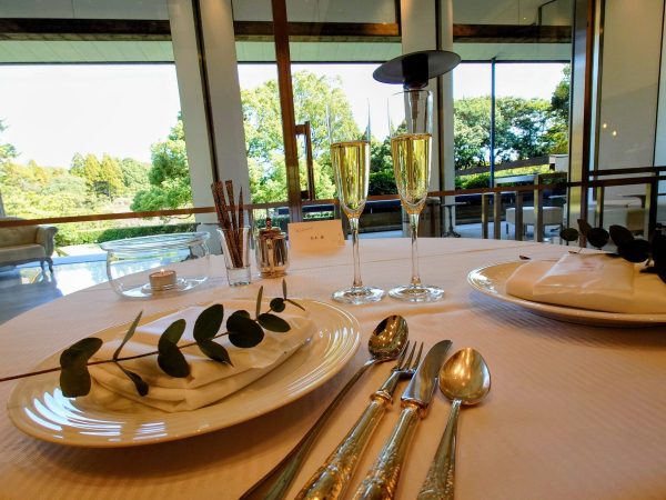 ウェルカムノンアルコールシャンパンと店内の開放的な風景