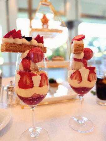 いちごパフェ、ワイングラス入り