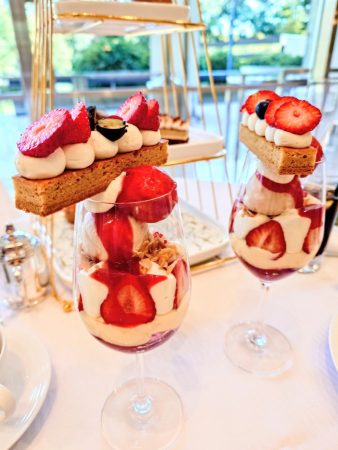 いちごパフェのななめ上からの写真