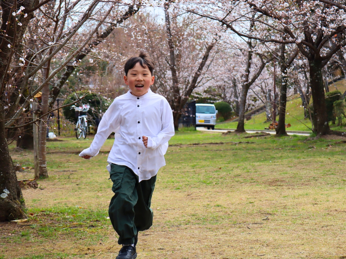 桜の下を思いきり走り回れるのも、広い千里中央公園ならでは。