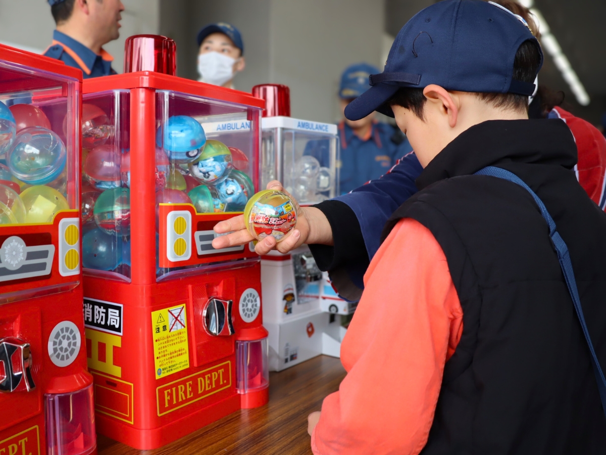 スタンプを集めると、消防グッズが当たるガチャガチャに挑戦。