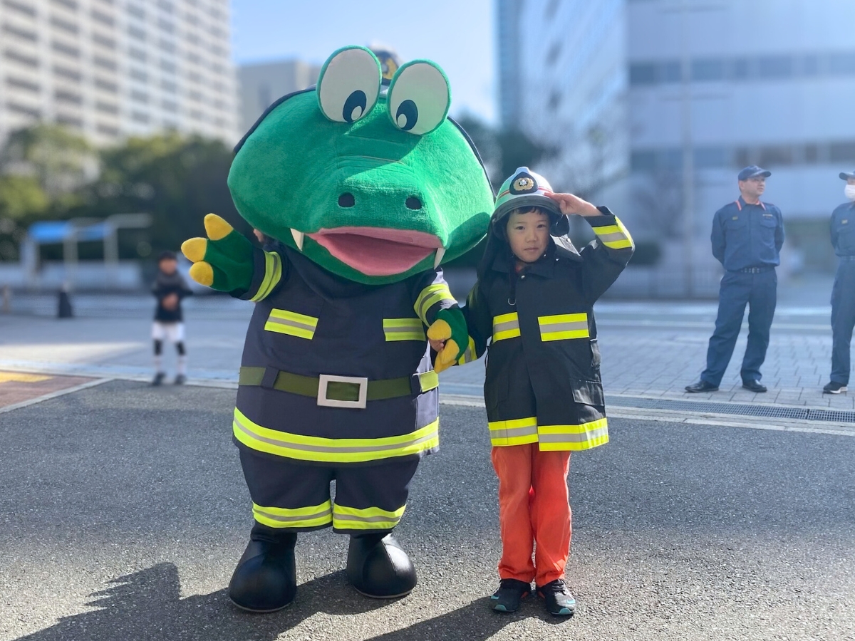 消防士姿のマチカネくんと一緒に敬礼！思いがけず記念写真が撮れました。