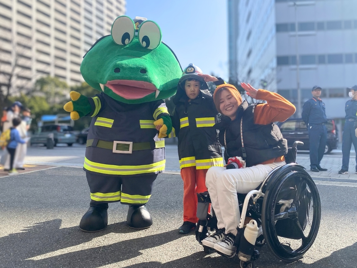 マチカネくんとも記念撮影。消防イベントを親子でたっぷり楽しみました。