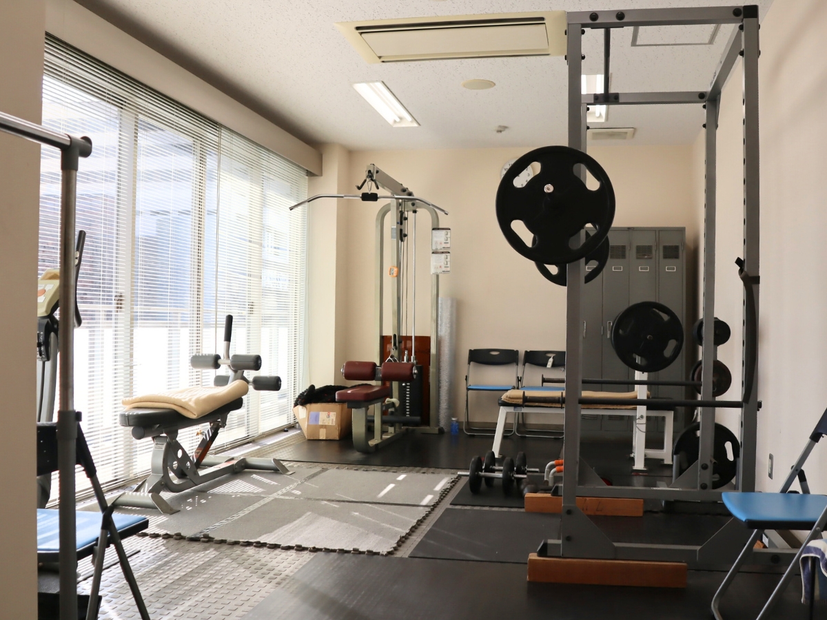 消防士さんが体力づくりをするトレーニングルームも見学。本格的な器具が並んでいて驚きました。