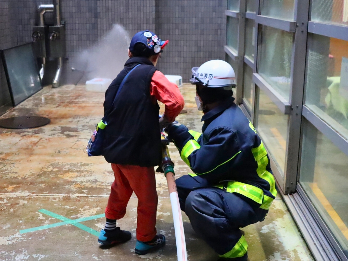 消防隊員に教えてもらいながら放水体験。「上手だね！」と今回も褒めてもらいました。