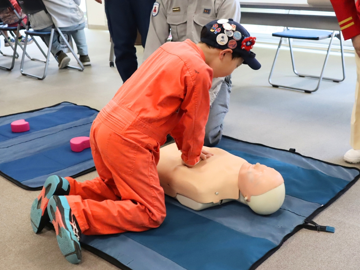 心肺蘇生法の体験コーナーでは胸骨圧迫にも挑戦。「上手だね！」と褒めてもらい、息子も嬉しそうでした。