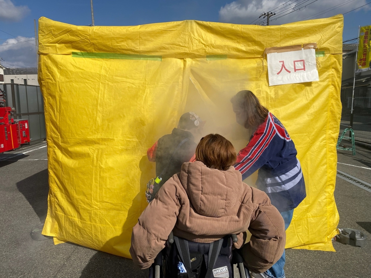 煙体験ハウスでは火災時の避難を体験。前がほとんど見えないほどの煙でしたが、車椅子でも体験できました。