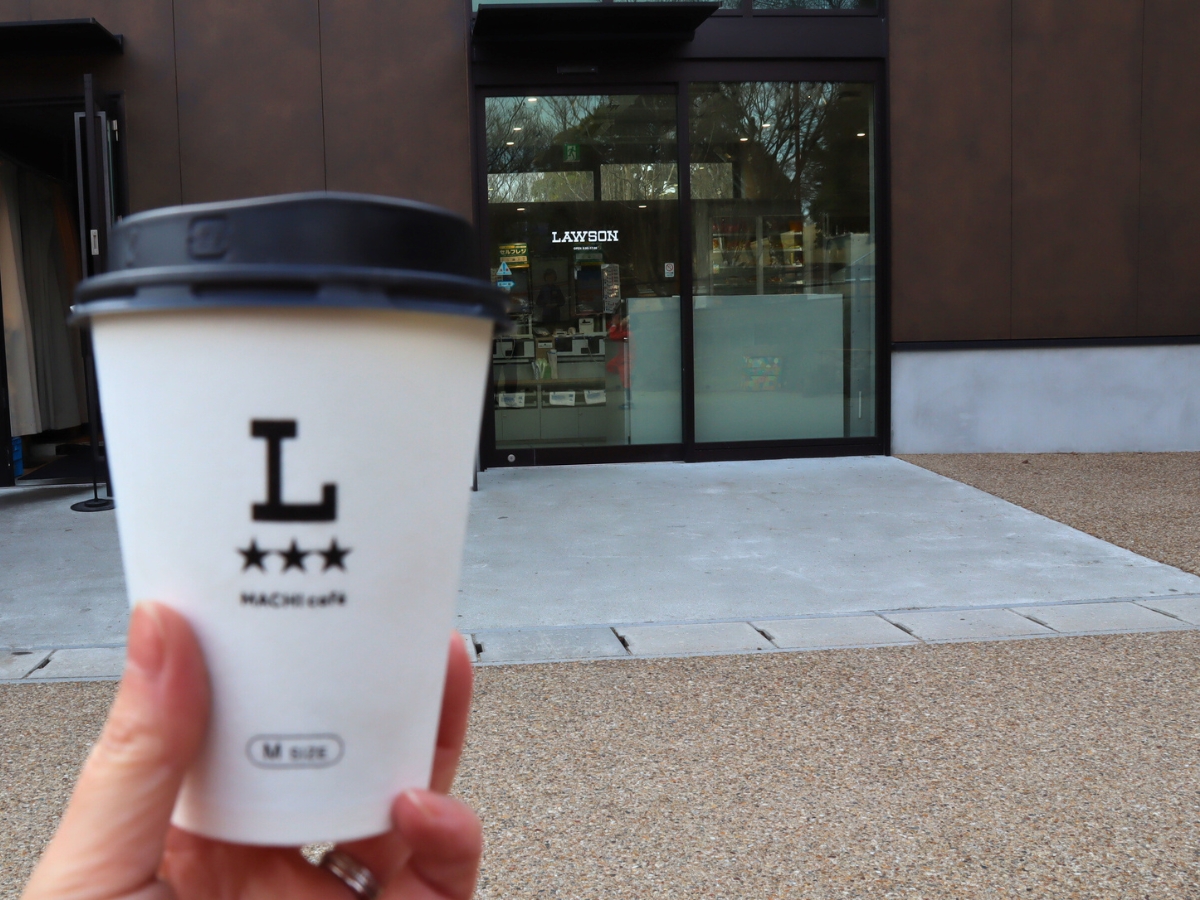 園内にはローソン(カフェ併設)があり、軽食や飲み物の購入も可能です。