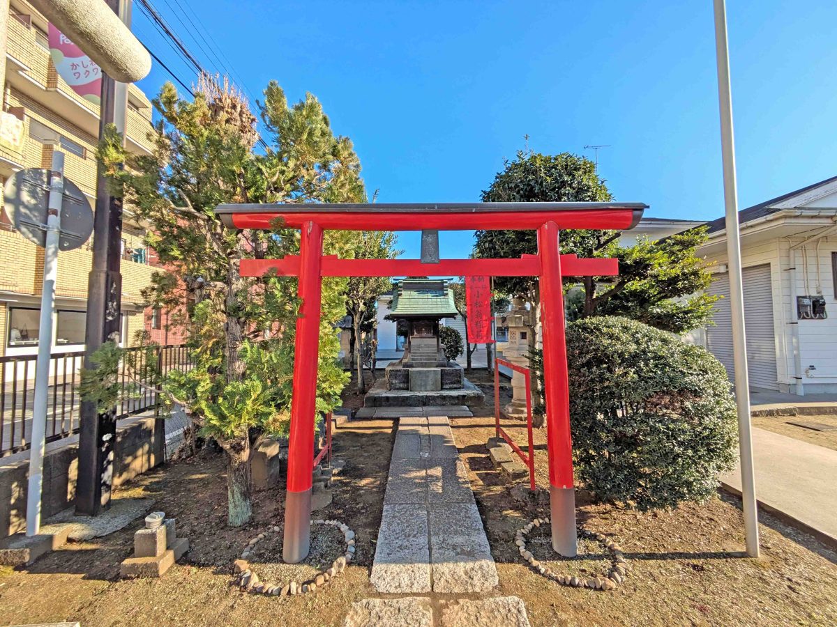 朱色の鳥居の小松翁稲荷神社