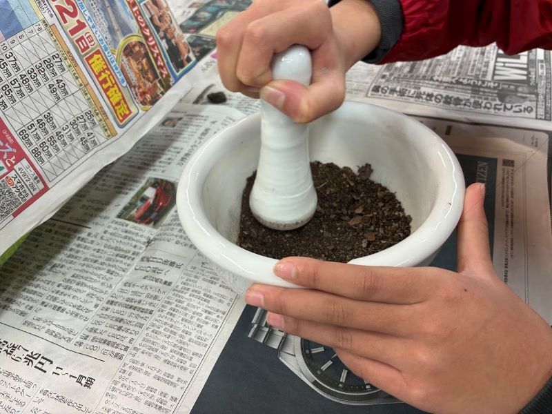 まずは乳鉢ですります