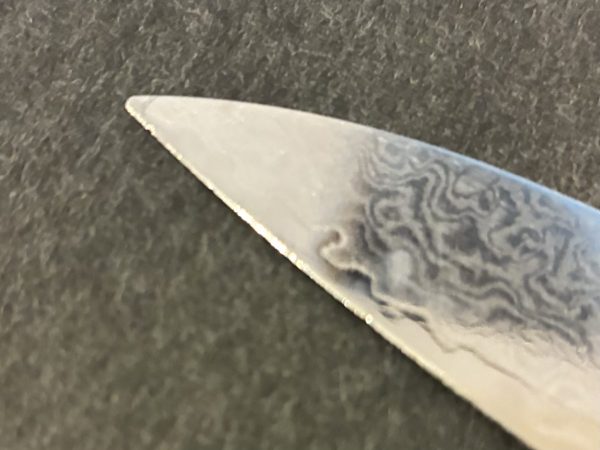 刃先が傷んでいるフルーツナイフ