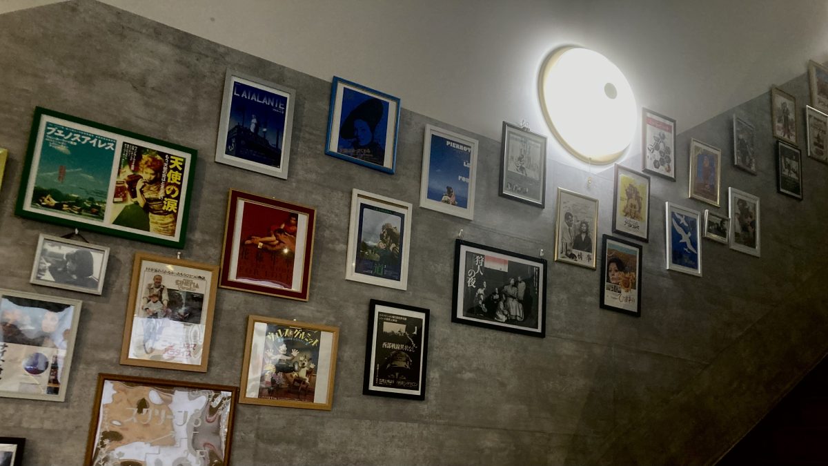 階段にはレアなチラシの数々