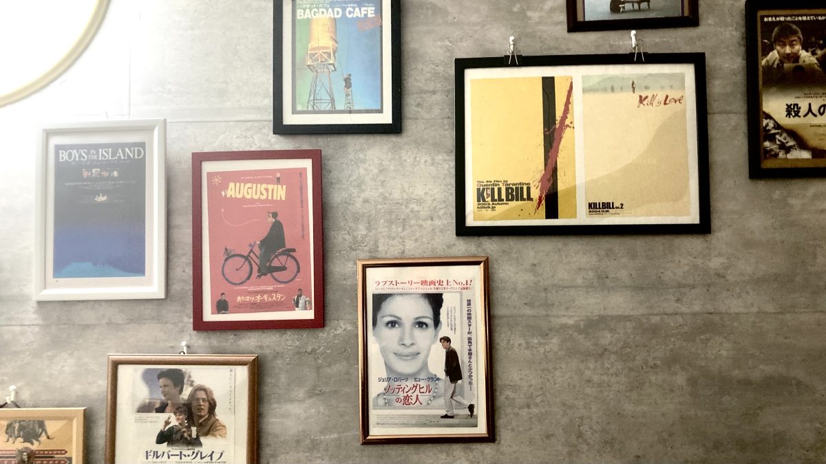 上がる階段横の壁…チラシを眺めて楽しい空間