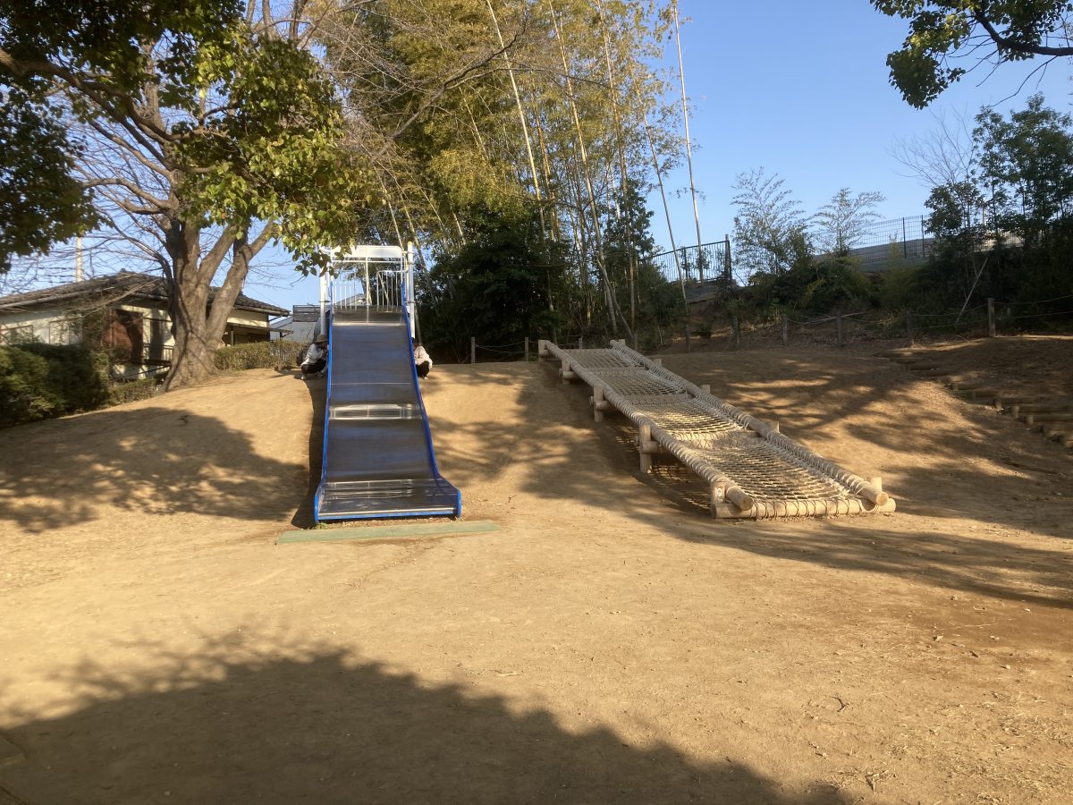 滑り台は緩急の波があり、小さい子も中学生くらいの子も楽しんでいました。もちろん我が家&姪甥も大満足♪