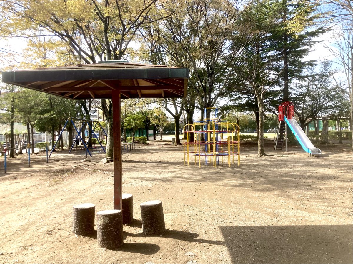 滑り台とジャングルジム、小休憩出来るちょっとした東屋