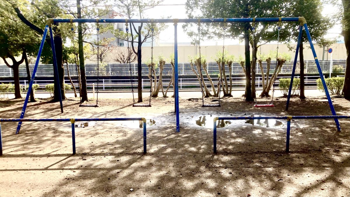 ブランコ♩雨上がりは下が水溜まりになるので要注意…息子友人は靴下&靴がびしょ濡れに…