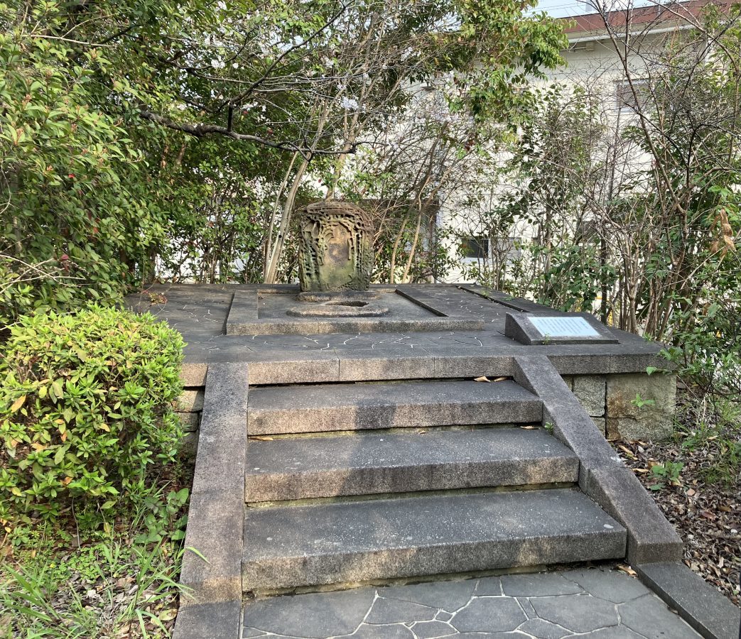 「うのはなや暗き柳のおよびごし」松尾芭蕉の句碑も桜並木の途中にあります。