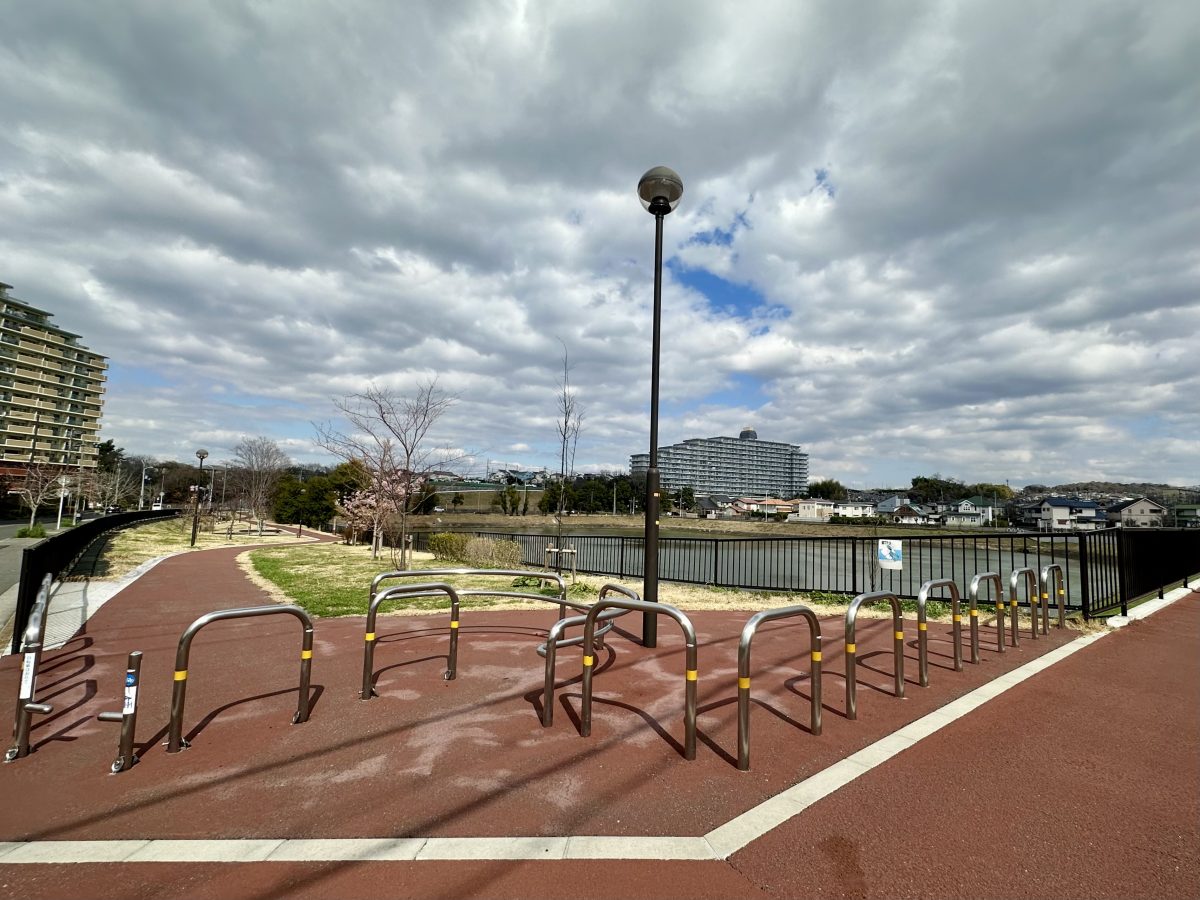 新岸池周遊路の南側入口