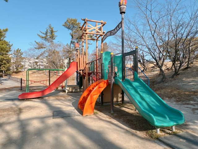 【豊中市】カラフル遊具と自然がある「樫ノ木公園」