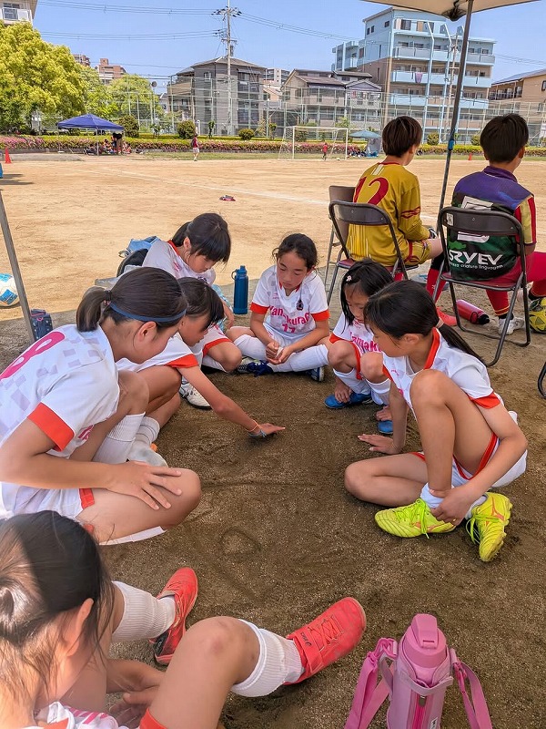 トレーニングマッチの合間、監督の指示を待つのではなく、 自分たちで反省点や次の戦い方を話し合う選手たち