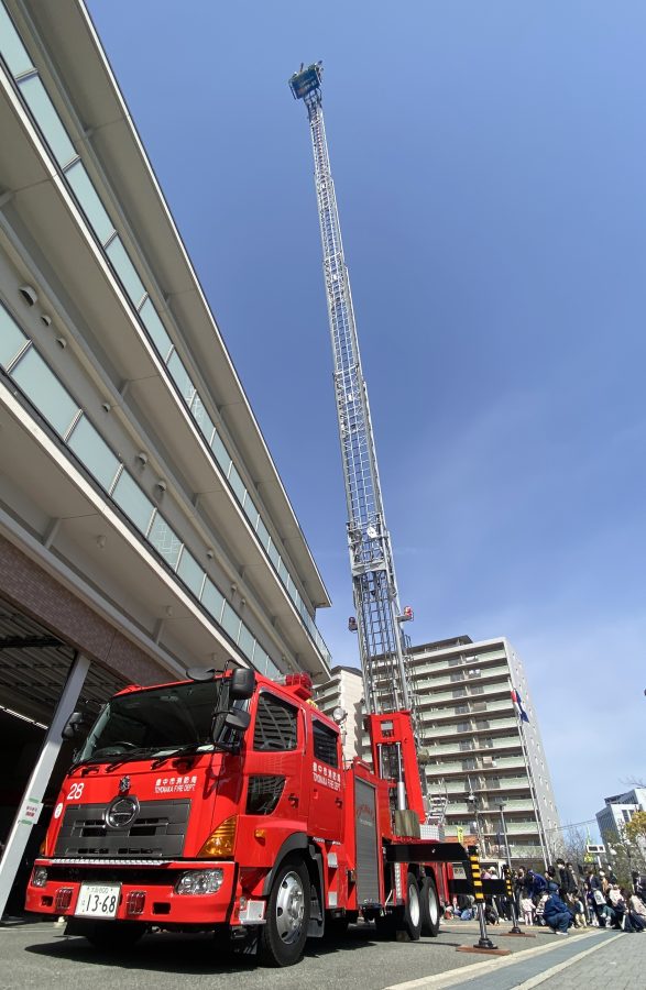 はしご消防車のデモンストレーションがスタート。 青空に向かってぐんぐん伸びるはしごに、会場から歓声が上がっていました。