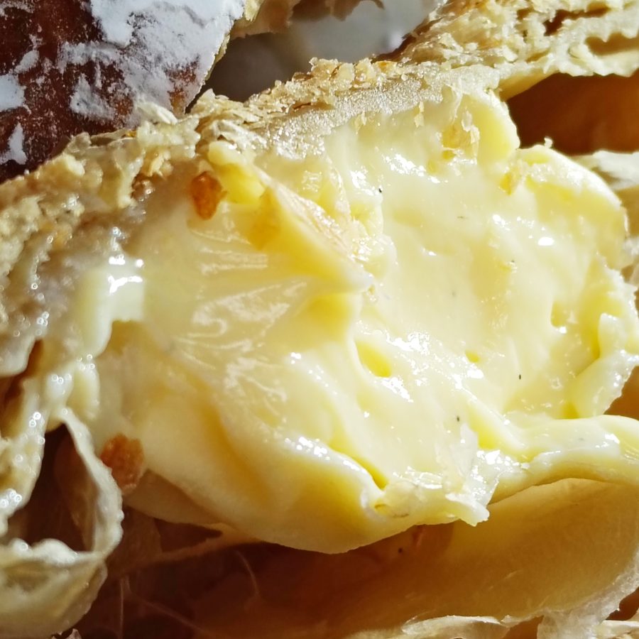 濃厚なミルク感のあるカスタードクリームには、バニラビーンズが点々と