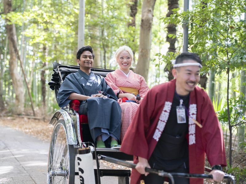 昨年11月には外国人のモニターツアーもおこなわれました。人力車に乗って竹林の中を進む爽快感をお楽しみください！