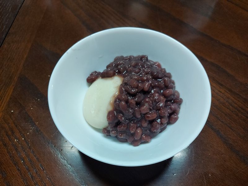 つきたてのクリーミーなお餅が、あんこ・きなこ・しょうゆと3種のお味で、口いっぱいに広がります。