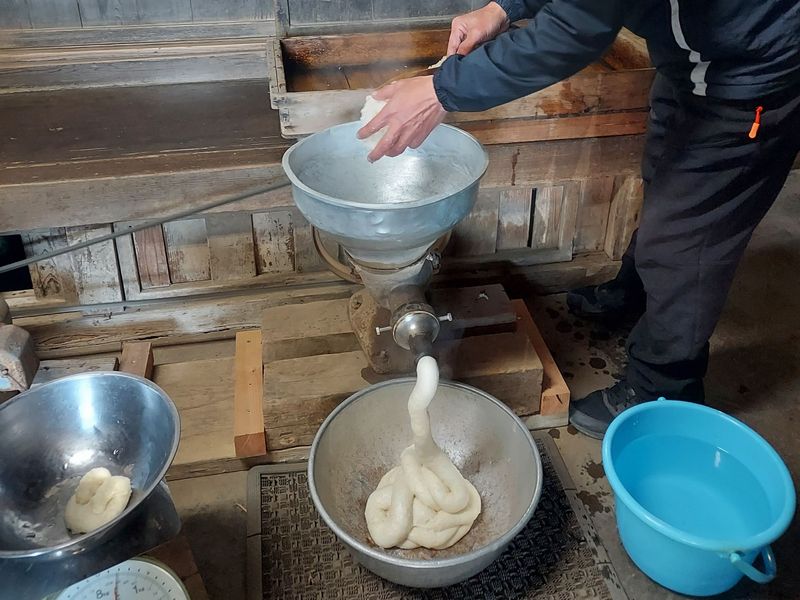 筆者は初めてこの餅つき機を見て、そして、つきたて餅を口に入れて、そのなめらかな味わいに、2度びっくり！