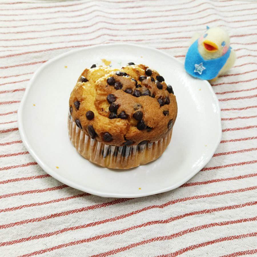 チョコチップたっぷりの「真面目マフィン」。　バターが香るしっとりマフィンも、か～なり大きめ